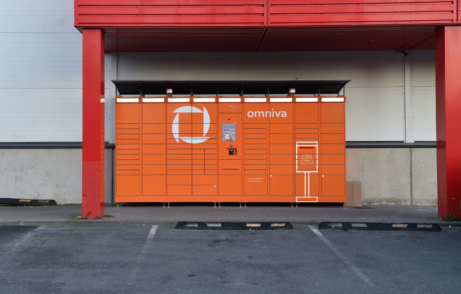 Omniva to install letter slots in parcel lockers for posting standard letters in Estonia